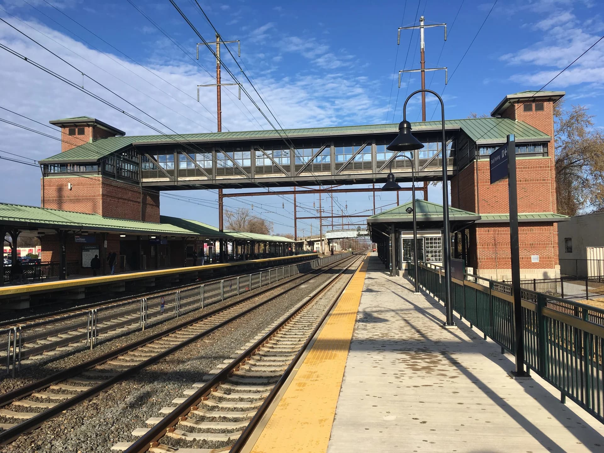 Platforms and pedestrian bridge at Levittown SEPTA station